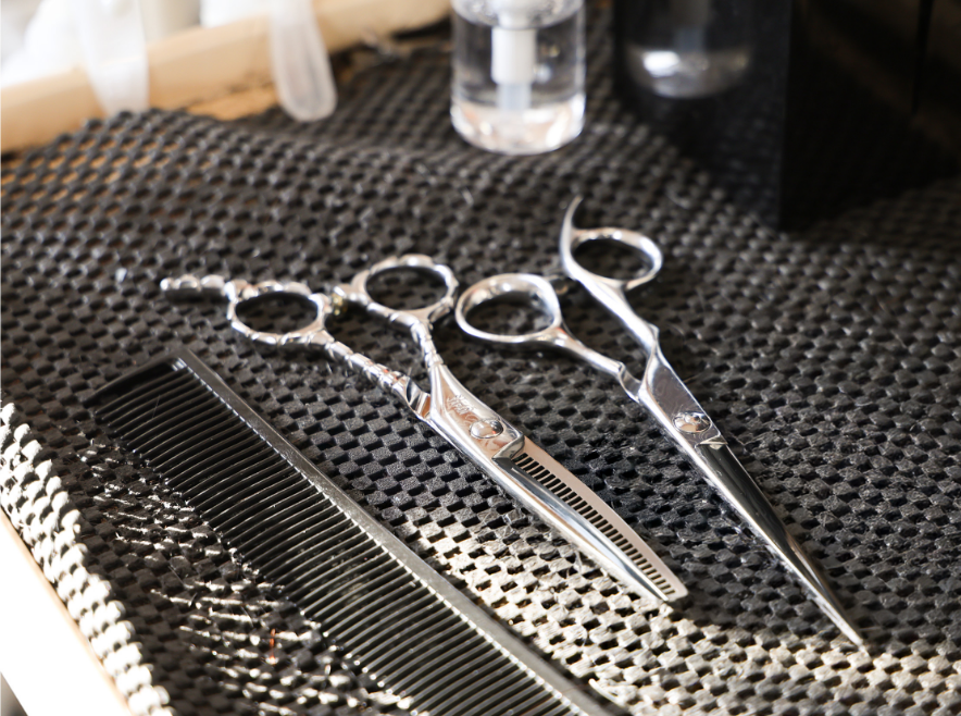 台に置かれた手入れがされたハサミ