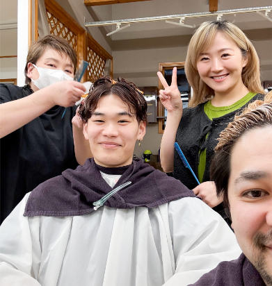 笑顔のカットモデルとスタイリスト