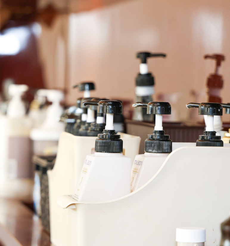 きれいに並べられたシャンプーボトル
