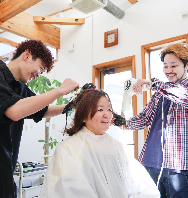 お客様のカットをするスタイリスト