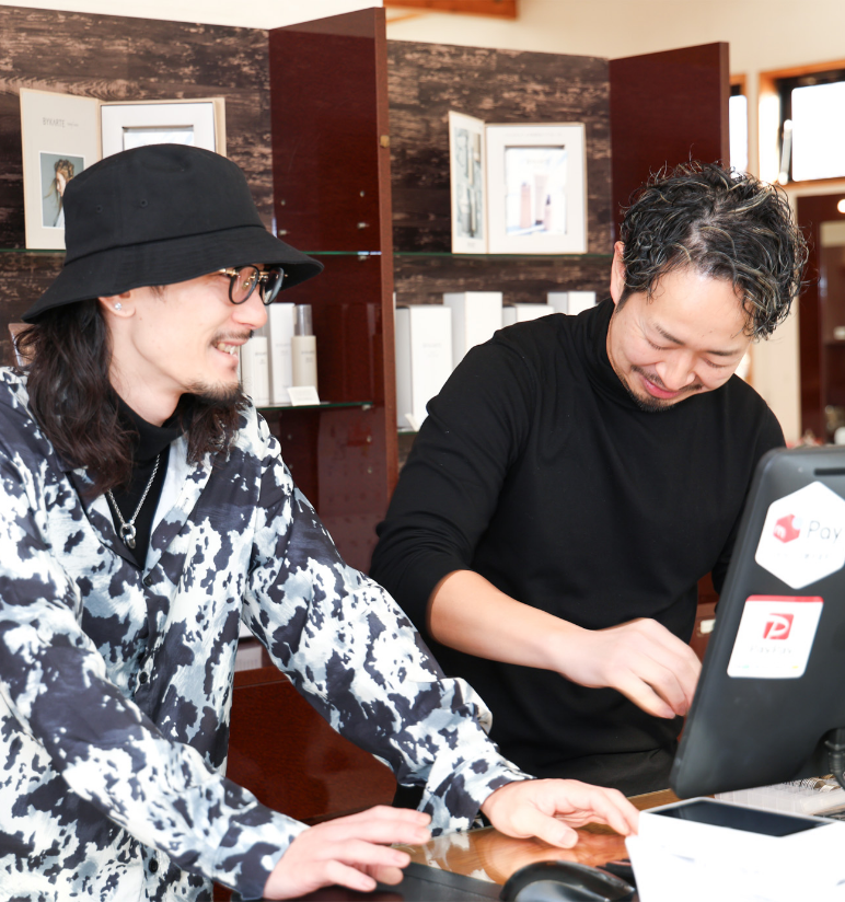 笑顔あふれる受付の様子