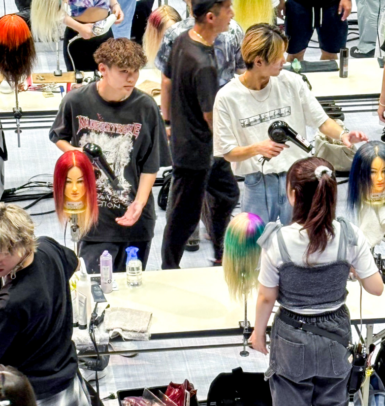 スクールでカットを学んでいる様子