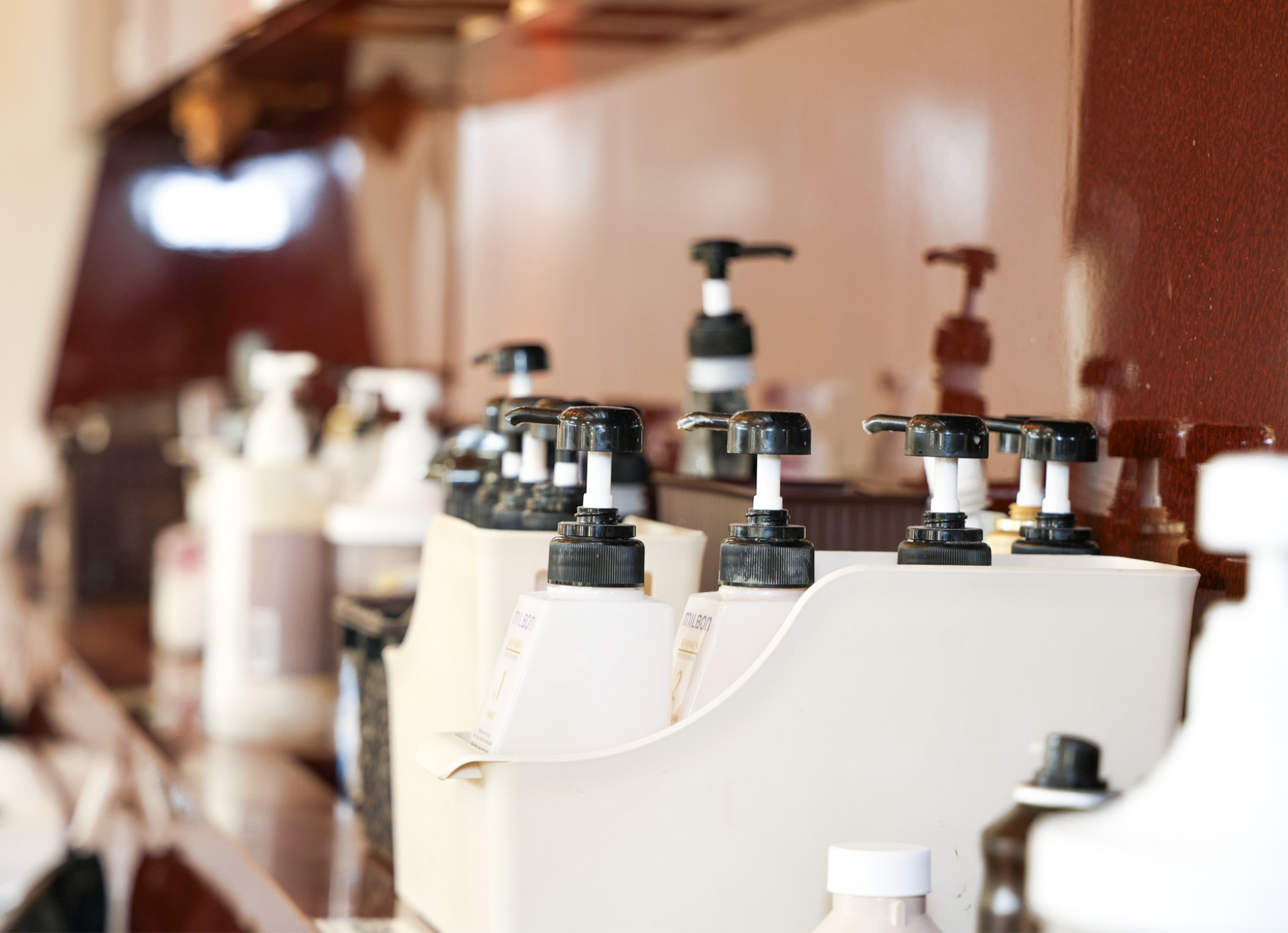 きれいに並べられたシャンプーボトル