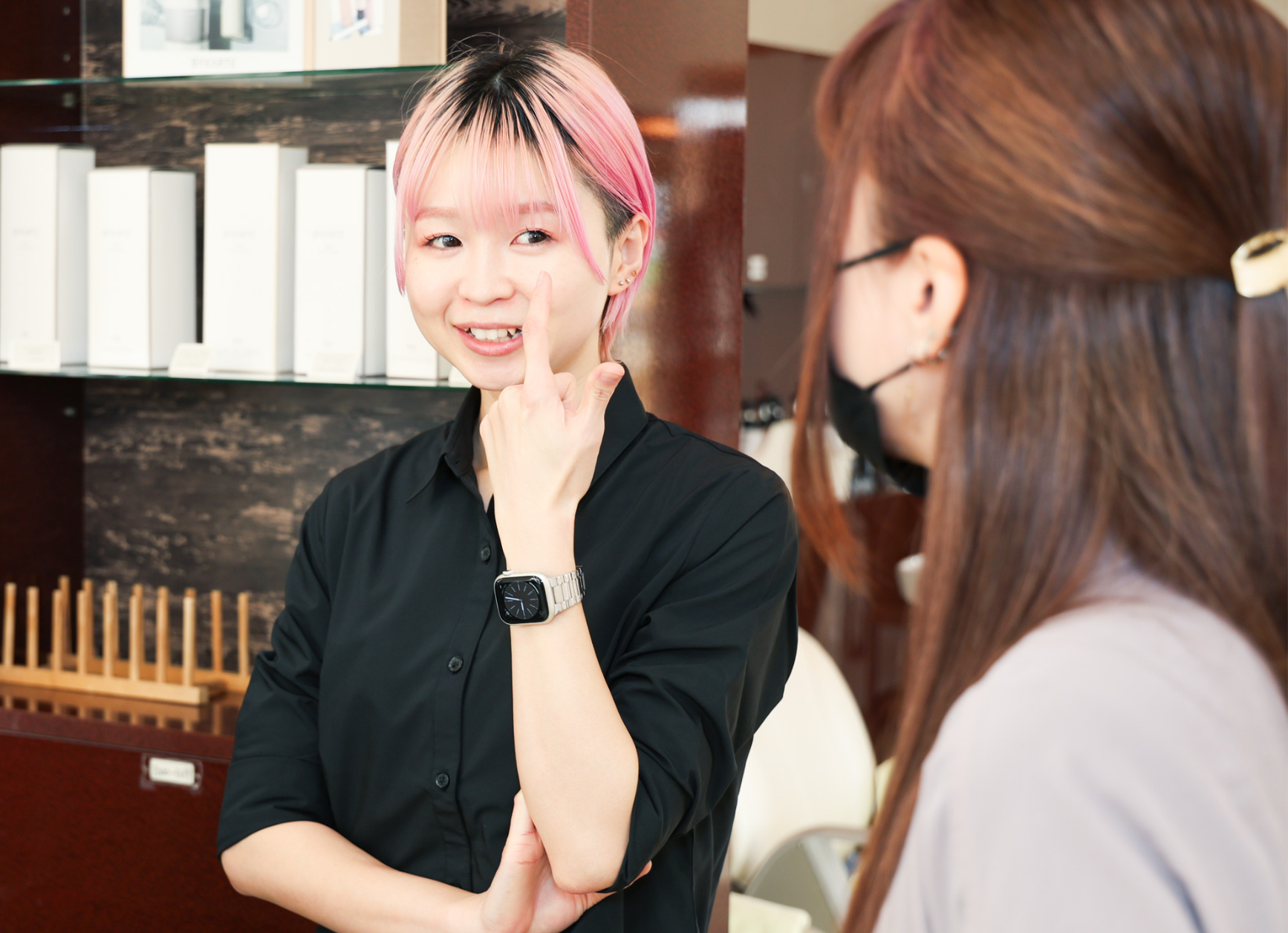 スタイリストさんと会話している茂地さん