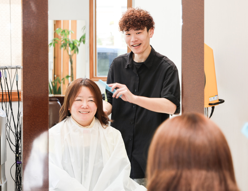 お客さんのカットをする様子