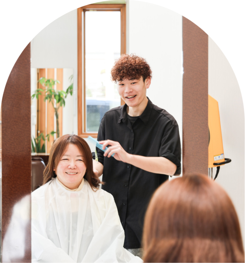 カットをするスタイリスト